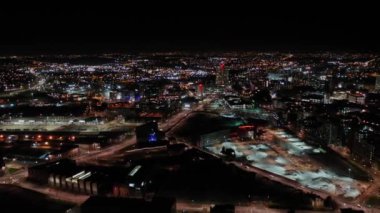Leeds Şehir Merkezi 'nin gece çekilen hava görüntüleri, Batı Yorkshire şehir merkezinin tren istasyonu yakınlarındaki yol ve apartmanların ışıklarıyla aydınlandığını gösteren bir insansız hava aracıyla çekildi.