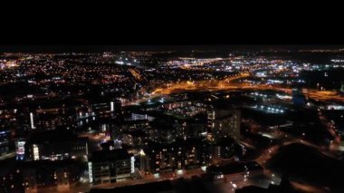 Leeds Şehir Merkezi 'nin gece çekilen hava görüntüleri, Batı Yorkshire şehir merkezinin tren istasyonu yakınlarındaki yol ve apartmanların ışıklarıyla aydınlandığını gösteren bir insansız hava aracıyla çekildi.