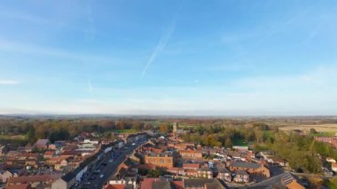 Kuzey Yorkshire 'ın Hambleton eski bölgesindeki bir pazar kasabası olan Bedale' in hava aracı görüntüleri sonbahar zamanı güzel kasaba, kilise ve ana caddeyi gösteriyor.