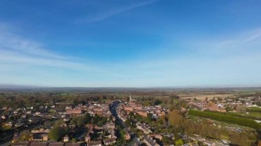 Kuzey Yorkshire 'ın Hambleton eski bölgesindeki bir pazar kasabası olan Bedale' in hava aracı görüntüleri sonbahar zamanı güzel kasaba, kilise ve ana yolu gösteriyor.