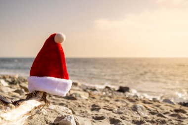 İspanya 'daki Sitio de Calahonda plajında çekilen fotoğraf okyanusun kıyısındaki Noel Baba şapkasını gösteriyor.