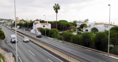 İspanya 'nın Sitio de Calahonda şehrinde kışın gökyüzünde gri bulutlar olan yollarda bir ambulansı gösteren yavaş çekim görüntüleri.