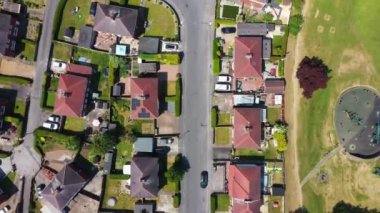 İngiltere, Batı Yorkshire, Wakefield şehrindeki güzel küçük İngiliz kasabası Hemsworth 'un havadan çekilmiş görüntüleri yazın kasabanın etrafındaki yerleşim yerlerini ve yolları gösteriyor.