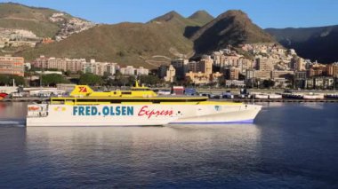 Funchal, Madeira Portugal, 10 Mart 2023: Fred Olsen Ekspres 'in Portekiz' in Madeira limanındaki okyanusta çekilmiş görüntüleri.