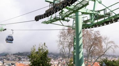 Funchal, Portekiz, 30 Mart 2023: The Funchal Cable Car veya Madeira Cable Car, insanları Funchal, Madeira 'nın alt kısmından Monte' nin banliyösüne taşıyan bir teleferik.