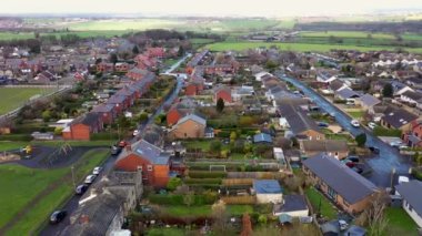 Huddersfield ve Wakefield arasında yer alan İngiltere 'nin Batı Yorkshire kentindeki Emley köyünün insansız hava aracı görüntüleri sonbaharda soğuk bir kış günü konut evlerini gösteriyor..