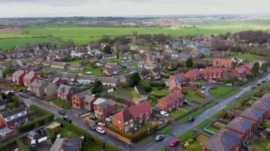 Huddersfield ve Wakefield arasında yer alan İngiltere 'nin Batı Yorkshire kentindeki Emley köyünün insansız hava aracı görüntüleri sonbaharda soğuk bir kış günü konut evlerini gösteriyor..