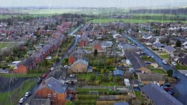 Huddersfield ve Wakefield arasında yer alan İngiltere 'nin Batı Yorkshire kentindeki Emley köyünün insansız hava aracı görüntüleri, soğuk bir kış günü yağmur yağdığında konut evlerini gösteriyor.