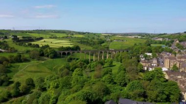 İngiltere 'nin batı Yorkshire kentindeki Bradford şehrinin metropoliten ilçesi içinde yaz mevsiminde köy ve viyadüklerin görüldüğü Thornton kasabasının insansız hava aracı görüntüleri..