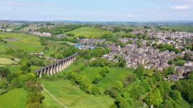 İngiltere 'nin batı Yorkshire kentindeki Bradford şehrinin metropoliten ilçesi içinde yaz mevsiminde köy ve viyadüklerin görüldüğü Thornton kasabasının insansız hava aracı görüntüleri..