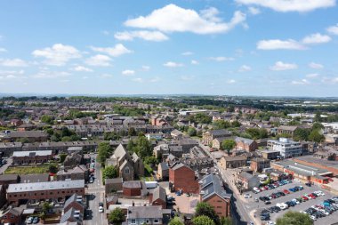 İngiltere 'nin Leeds, West Yorkshire' daki Morley köyünün hava fotoğrafı güneşli bir yaz gününde sokağın ve konutların kuş bakışı görüntülerini gösteriyor.