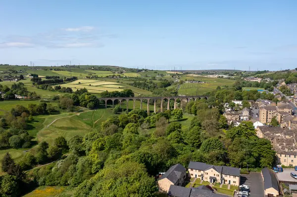 İngiltere 'nin Batı Yorkshire kentindeki Bradford kentindeki bir köy olan Thornton kasabasının insansız hava aracı fotoğrafı köyü ve yazın ünlü viyadükünü gösteriyor..