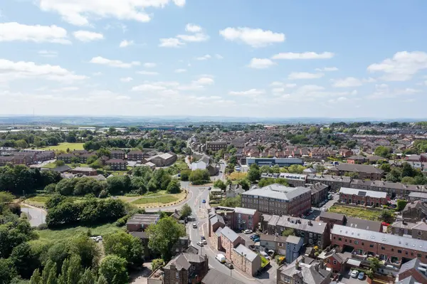 İngiltere 'nin Leeds, West Yorkshire' daki Morley köyünün hava fotoğrafı güneşli bir yaz gününde sokağın ve konutların kuş bakışı görüntülerini gösteriyor.
