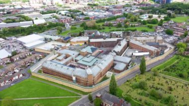 Birleşik Krallık 'ın Leeds West Yorkshire kentindeki Armley şehrinin hava aracı görüntülerinde ünlü HM Hapishanesi Leeds veya Armley Hapishanesi güneşli bir yaz gününde hapishane duvarlarını yukarıdan gösteriyor..