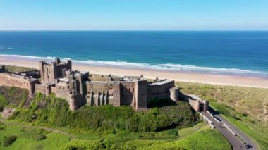 İngiltere 'nin kuzeydoğu kıyısındaki ünlü Bamburgh Şatosu' nun Northumberland 'daki Bamburgh köyünün havadan çekilmiş görüntüleri şatonun ve yazın kumlu sahillerin insansız hava aracı görüntülerini gösteriyor..