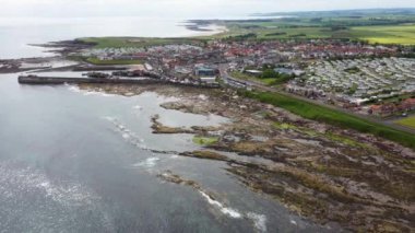 İngiltere 'nin Kuzey Northumberland kıyısındaki büyük bir köy olan Deniz Evleri köyünün sahil kasabasındaki hava görüntüleri, yaz mevsiminde liman ve kıyı cephesini gösteriyor..