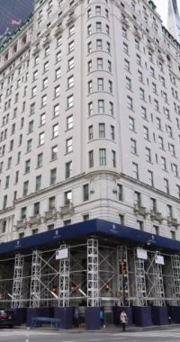 New York City, ABD, 31 Aralık 2022: ABD 'de New York şehrinin portre görüntüleri, ünlü Plaza Hotel, The Plaza parkın karşısındaki 19. yüzyıldan kalma bir binadır.