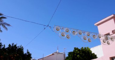 İspanya 'nın Mijas kentindeki La Cala kasabasında çekilen görüntüler, Aralık ayının sıcak ve güneşli bir gününde gündüz vakti Noel' in neşeli ışıklarını gösteriyor.