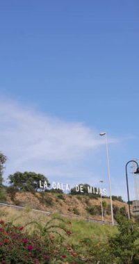Malaga İspanya 'daki La Cala de Mijas kasabasının otoyol kenarındaki büyük bir tabelasının portre görüntüsü.