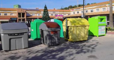 La Cala de Mijas, Malaga, İspanya, 5 Aralık 2024: İspanya 'nın Mijas kentindeki La Cala kasabasında çekilen görüntüler, ana yol kenarındaki sokakta geri dönüşüm kutularının bir seçimini gösteriyor
