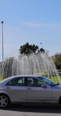 La Cala de Mijas, Malaga, İspanya, 5 Aralık 2024: İspanya 'nın Mijas kentindeki La Cala kasabasında çekilen portre görüntüleri, şehirde bir kavşağın etrafındaki çeşmeyi gösteriyor