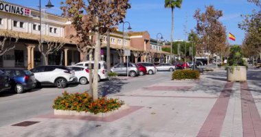 La Cala de Mijas, Malaga, İspanya, 5 Aralık 2024: İspanya 'nın Mijas kentindeki La Cala kasabasında çekilen görüntüler, Aralık ayında güneşli bir günde şehir merkezini gösteriyor