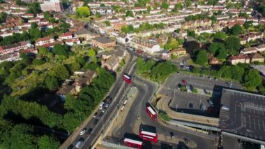 Beckenham, Londra 22 Haziran 2022: İngiltere 'nin Büyük Londra kentindeki Beckenham şehrinin insansız hava aracı görüntüleri, evler ve konutlarla çevrili büyük otobüs terminalini gösteriyor.
