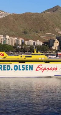 Funchal, Madeira Portugal, 10 Mart 2023: Fred Olsen Ekspres 'in Portekiz' in Madeira limanındaki bir teknesinin portre görüntüleri..