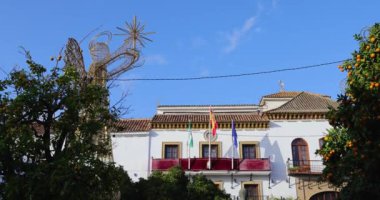 Malaga 'nın eski Marbella kasabasında çekilen görüntülerde Aralık ayında güneşli bir günde dışarıda Noel süsleriyle güzel bir belediye binası gösteriliyor.