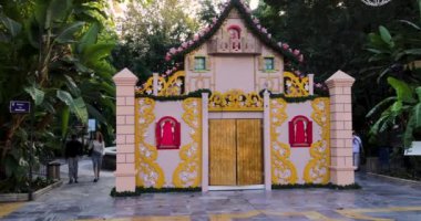 Marbella, Mlaga, İspanya 8 Aralık 2024: Malaga İspanya 'nın Marbella kentinde çekilen görüntüler, Aralık ayında halk parkında bir şenlik evi gösteriyor