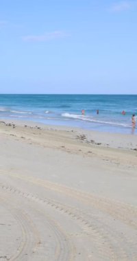 Varadero, Küba, 22 Mart 2022: Küba 'nın Varadero plajının önündeki güzel sahil dalgaları ve temiz okyanus sularını gösteren insanlar plajda dinleniyor ve eğleniyor.