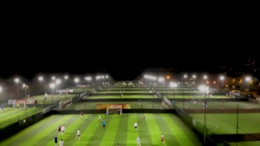 Leeds West Yorkshire UK, 22 Şubat 2018: İngiltere 'nin Leeds şehrinde bulunan Goals Soccer Centre' da çekilen gece vakti hava görüntüleri gece çizgili futbol sahalarını gösteriyor.