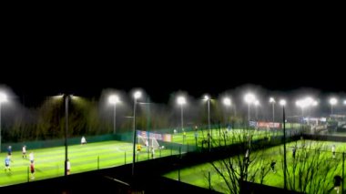 Leeds West Yorkshire UK, 22 Şubat 2018: İngiltere 'nin Leeds şehrinde bulunan Goals Soccer Centre' da çekilen gece vakti hava görüntüleri gece çizgili futbol sahalarını gösteriyor.