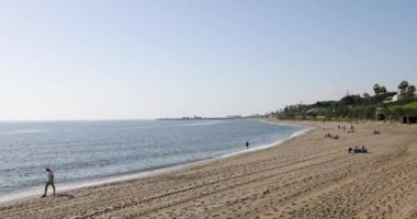 Mijas İspanya 'nın Sitio de Calahonda kasabasındaki güzel sahil cephesinin görüntüleri açık güneşli bir aralık ayında kumlu plajı gösteriyor.