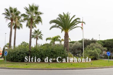 Calahonda Malaga, İspanya, 29 Kasım 2024: İspanya otoyolunun trafiği ve İspanya 'nın Mijas kentindeki Sitio de Calahonda kasabasına giden işareti gösteren bir fotoğraf