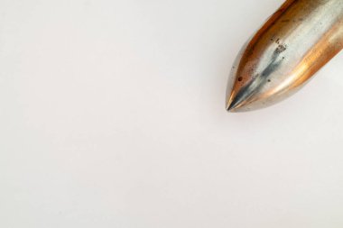 Beyaz arka planda bir bombanın ya da kurşunun son fotoğrafı