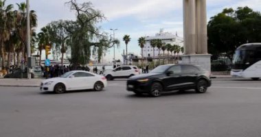 Malaga İspanya, 14 Aralık 2024: İspanya 'nın Malaga kentinin Noel zamanı ana yolun kenarında kışın trafik sıkışıklığı olan limanı gösteren görüntüler