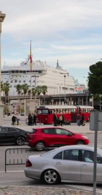 Malaga İspanya, 14 Aralık 2024: İspanya 'nın Malaga kentinin Noel zamanındaki portre görüntüleri ana yolun kenarında kışın yoğun trafiğin olduğu limanı gösteriyor
