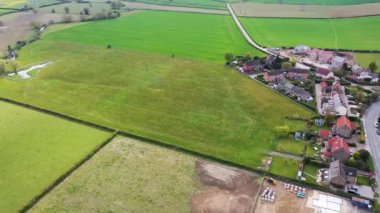 Kuzey Yorkshire 'ın Harrogate semtindeki Little Ribston kasabasındaki hava görüntüleri güneşli bir bahar gününde çiftçilerin tarlalarını gösteriyor.