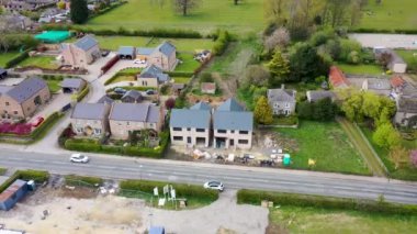 Kuzey Yorkshire 'ın Harrogate semtindeki küçük güzel Little Ribston kasabasındaki hava aracı görüntüleri köyde iki yeni ev inşa edildiğini gösteriyor.
