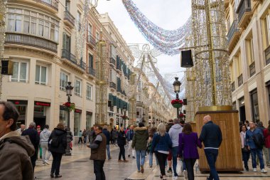 Malaga İspanya, 14 Aralık 2024: İspanya 'nın Malaga şehir merkezinin fotoğrafları, Noel boyunca turist ve yerlilerin gün içindeki festival ışık gösterisini izlemek için şehri ziyaret ettiklerini gösteriyor