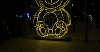 Malaga 'nın Marbella kasabasında çekilen görüntülerde Aralık ayının akşamında büyük bir oyuncak ayı şeklinde Noel ışıkları gösteriliyor.