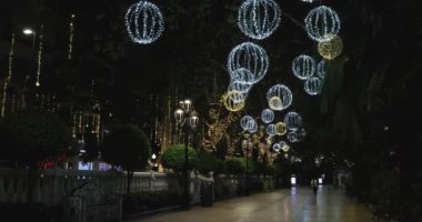 Malaga 'nın Marbella kasabasında çekilen görüntüler, İspanya' nın ana yolun üzerindeki Noel ışıklarını ve Aralık ayının akşamında yollarda trafiği gösteriyor.