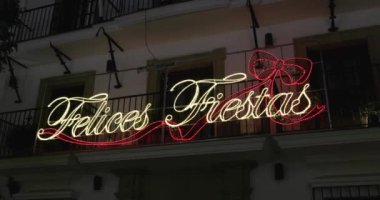 Malaga 'nın eski Marbella kasabasında çekilen görüntülerde İspanya' nın güzel belediye binası akşam saatlerinde Noel süsleri ve şenlik ışıklarıyla gösteriliyor.