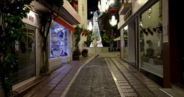 Marbella, Malaga, İspanya 8 Aralık 2024: Malaga 'nın eski Marbella kasabasında çekilen görüntüler, Aralık ayında akşam saatlerinde bir cadde boyunca yılbaşı ışıklarını gösteriyor