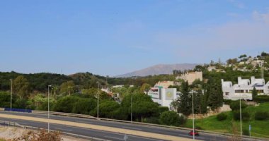 La Cala de Mijas Malaga, 18 Aralık 2024: Mercadona olarak bilinen ünlü süpermarketin Mijas 'taki La Cala kasabasındaki süpermarket ve otoyoldaki trafiği gösteren portre görüntüleri
