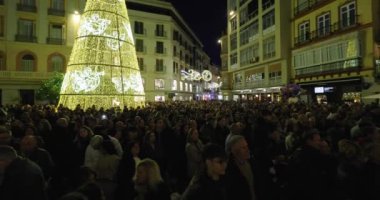 Malaga İspanya, 23 Aralık 2024: İspanya 'nın Malaga kentinin Noel zamanı çekilen görüntüleri, Aralık ayında şehir merkezindeki Noel ışık gösterisinin keyfini çıkaran kalabalığı gösteriyor
