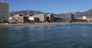 Fuengirola İspanya, 23 Aralık 2024: İspanya 'nın Fuengirola kentindeki güzel plajın görüntüleri Playa de los Boliches olarak bilinen plajı ve sahildeki otelleri gösteriyor.