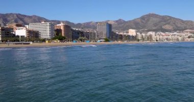 Fuengirola İspanya, 23 Aralık 2024: İspanya 'nın Fuengirola kentindeki güzel plajın görüntüleri Playa de los Boliches olarak bilinen sahilde tatilcileri gösteriyor