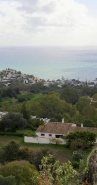 İspanya 'nın Benalmadena kenti yakınlarındaki Torremuelle kasabasının portre görüntüleri güneşli bir günde arka planda okyanus cephesiyle tepeden aşağıya bakan bir manzarayı gösteriyor.
